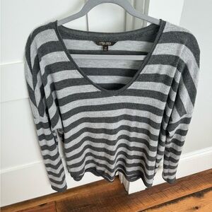 Peyton Jensen by Evereve Striped Long Sleeve Top in Gray and Black